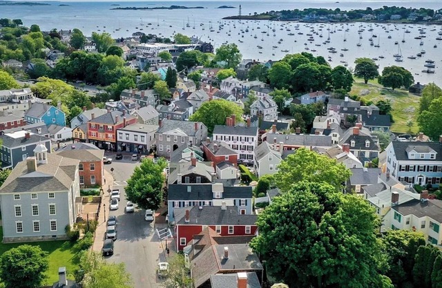 Charming 2-bedroom condo with parking in Old Town Marblehead, minutes to Salem