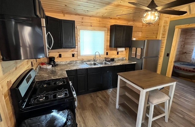 Charming 2-bedroom cabin with WiFi, AC in quaint Eddyville