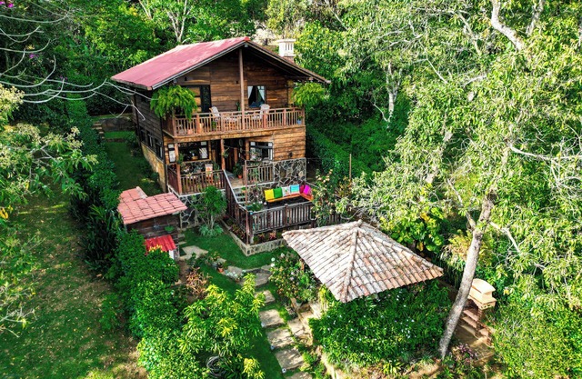 Charming 2-bedroom cabin in private condominium
