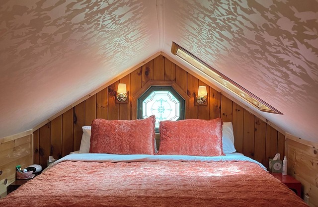 Charming 2-bedroom cabin in enchanting Gilboa with WiFi