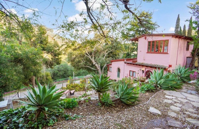 Charming 2-bedroom chateau with WiFi, fitness room in Topanga