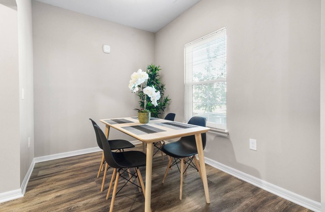 Charming 2-bedroom condo with fitness room and AC in enchanting Melbourne