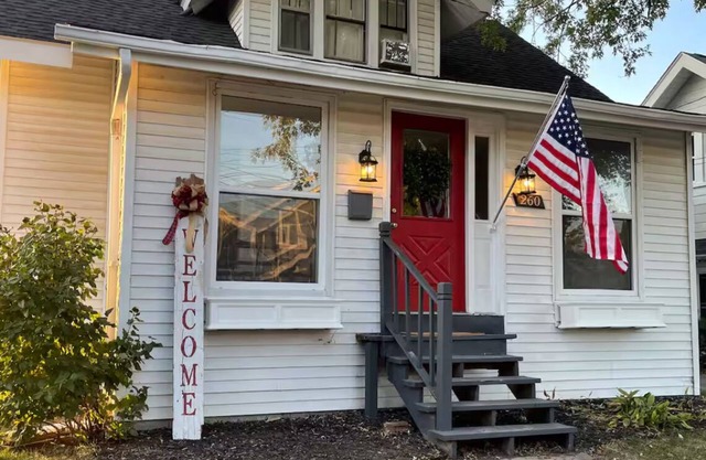 Charming 2-bedroom cottage in downtown Plymouth! Walk to restaurants & shops!