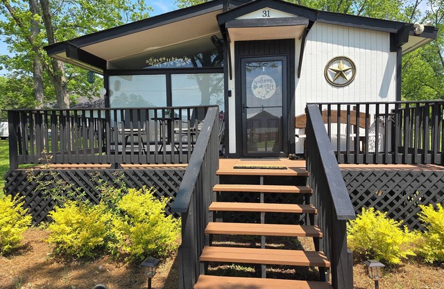 Charming 2-bedroom cottage in Molena Ga. Family & pet friendly.