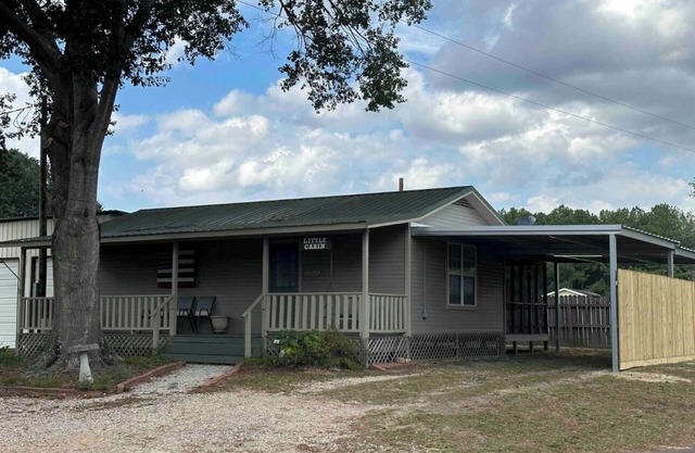 Charming 2-bedroom fishing cabin located near Lake Sam Rayburn
