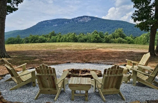 Charming 2-bedroom farmhouse with an awesome view minutes from Hanging Rock