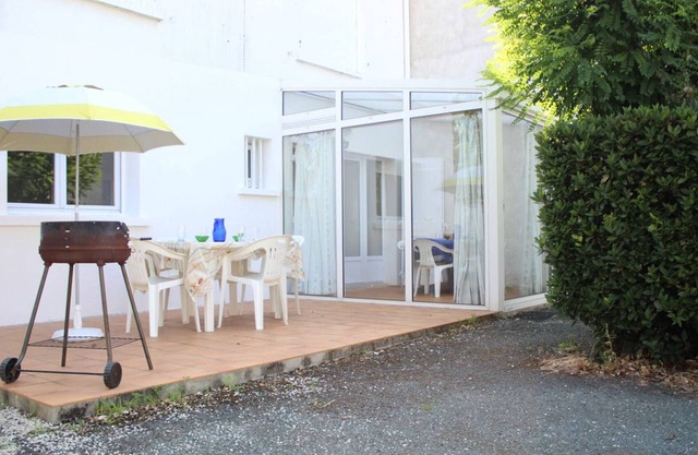 Charming 2-Bedroom House near La Cotinière Port, Terrace, Parking Included