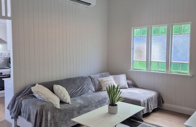 Charming 2-bedroom getaway with pool