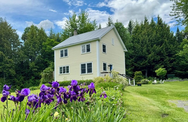 Charming 2-bedroom house 15 minutes to Stowe/biking/skiing/hiking