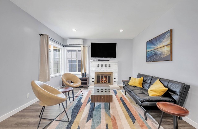 Charming 2-bedroom house with AC, High Speed WiFi in peaceful Inglewood