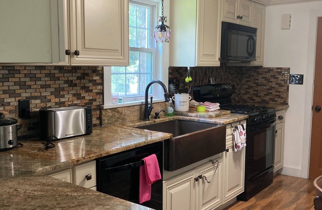 Charming 2-bedroom house with AC, WiFi in quaint Canfield with EV plug in.