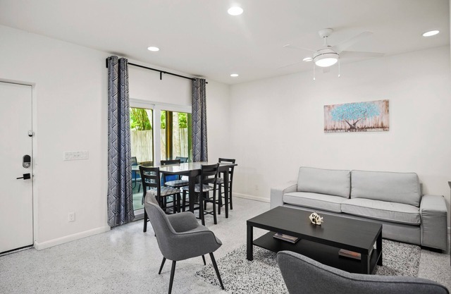 Charming 2-bedroom house w/Central AC, WiFi, Washer/Dryer in beautiful Sarasota