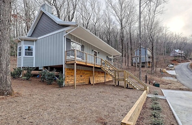 Charming 2-bedroom house in bustling Clayton, GA with WiFi, Kingwood Resort!