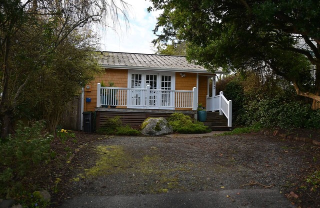 Charming 2-bedroom house in downtown Langley.