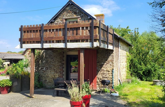 Charming 2-bedroom house in soothing Cuillé with WiFi