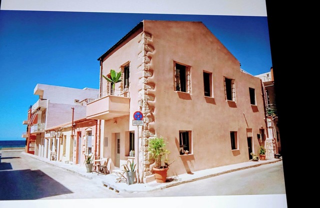 Charming 2-bedroom house 30m from beach,with WiFi, AC in delightful Chania