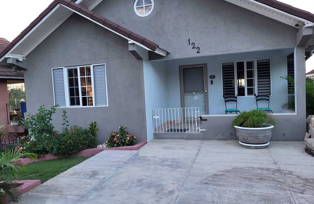 Charming 2-bedroom house with WiFi, AC in soothing Priory