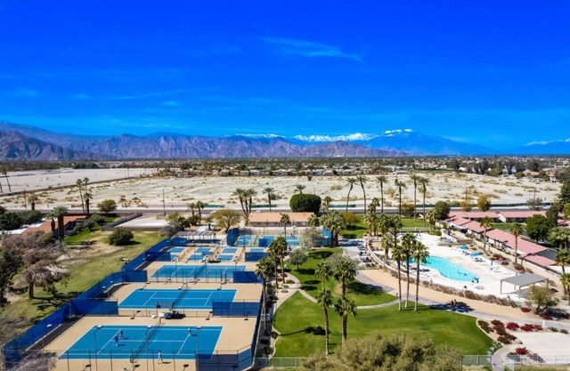 Charming 2-bedroom house with AC, in country club palms with a view of Golf C.