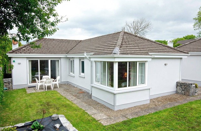 Charming 2-bedroom cottage in Ballyvaughan Village Centre with WiFi