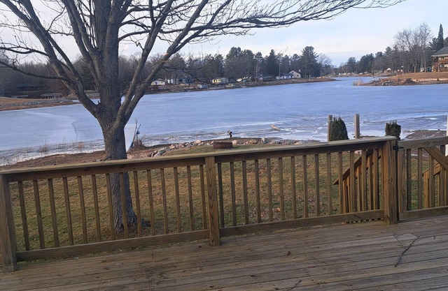 Charming 2-bedroom lakefront house