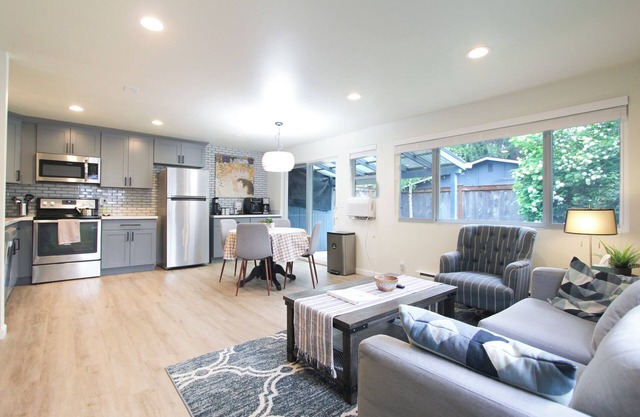 Charming 2-bedroom townhome in beautiful Issaquah with WiFi, AC