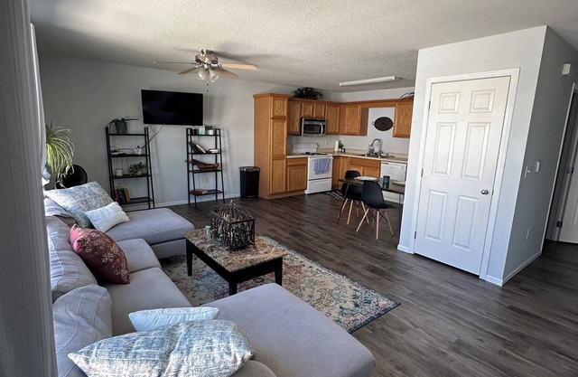 Charming 2-bedroom townhome with WiFi, AC and convenient location in Altoona .