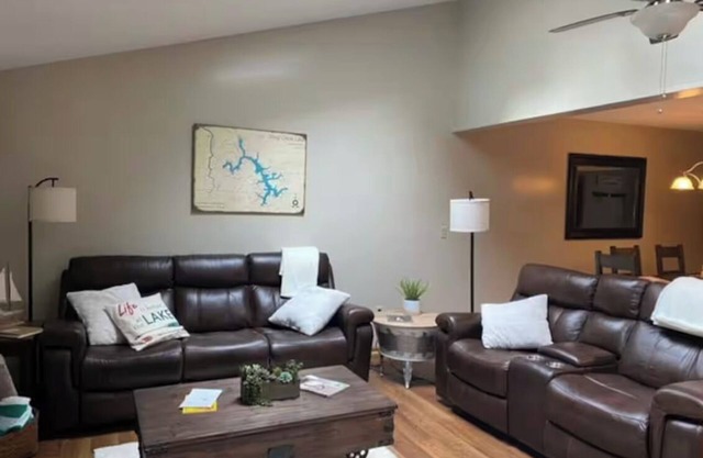 Charming 2-bedroom townhome with Hot Tub and WiFi 1/2 mile from Deep Creek Lake.