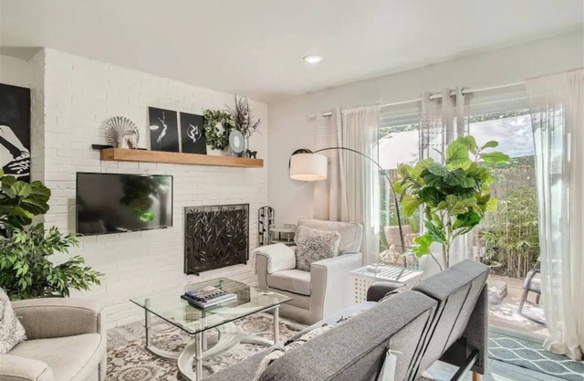 Charming 2-bedroom Townhome Near UT Campus/Rosedale