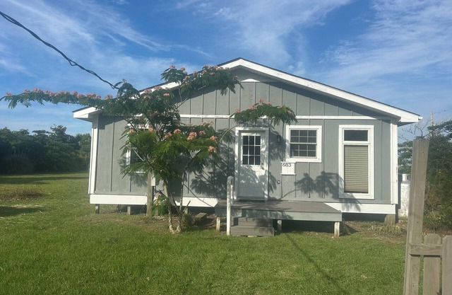Charming 2-bedroom house with private beach access in peaceful Cedar Island
