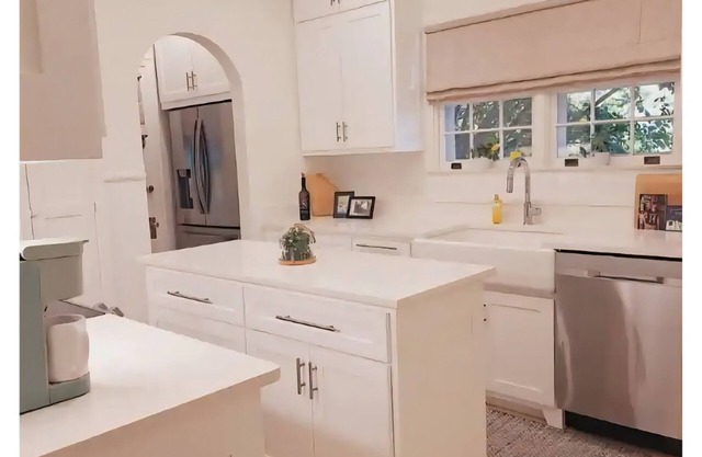 Charming 2-bedroom Cottage in the City of Gainesville. Minutes from everything!