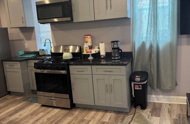 Charming 2-bedroom apartment with WiFi, AC in delightful Philadelphia