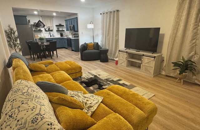 Charming 2-bedroom house with WiFi in Port Neches