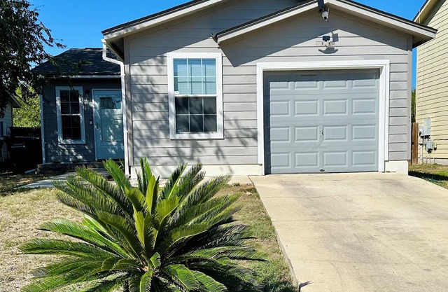 Charming 2-bedroom house in San Antonio close to Lackland AFB & Hospitals