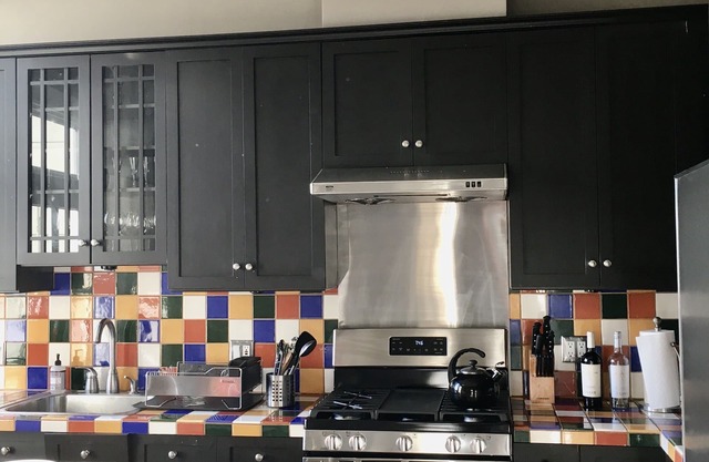 Charming 2 Bedroom Victorian top floor private apartment in Pacific Heights home