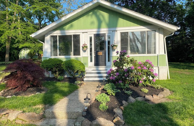 Charming 2-bedroom water oriented cottage with water access
