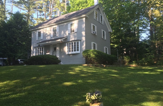 Charming 2 Bedrooom Guest House on 2 acres North Conway Village.