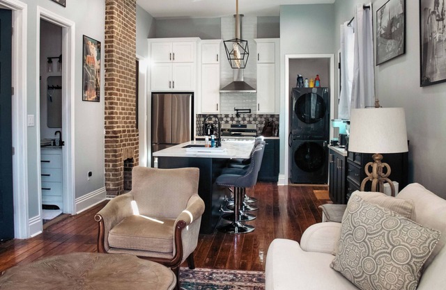 Charming 2-BR, 2-bath cottage w/AC, Heat, WiFi and 5 min from French Quarter.