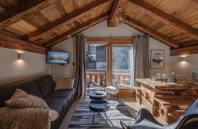 Charming 2-Level Chalet, 10min to Lifts, Morzine Center, Sleeps 4