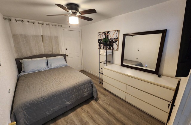 Charming 2bedroom home in wonderful Los Angeles with WiFi/AC and minutes to LAX.