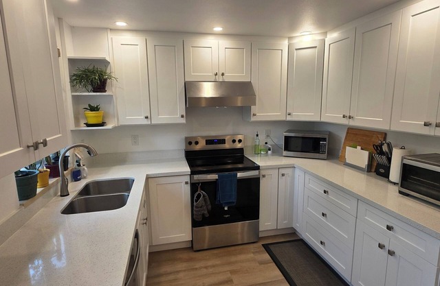 Charming 2bedroom townhome in awesome Seattle W/AC, WiFi, next to Lincoln park