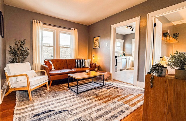 Charming 2BR Apt Close to Historic Mariemont, 15 Minutes from Cincy Downtown