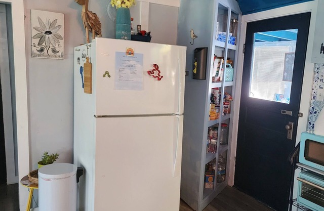 Charming 2BR cottage at Canadohta Lake w 2 Kayaks . Nice yard with fire pit.