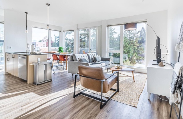 Charming 2BR in Bellevue, Gym + Pet-Friendly