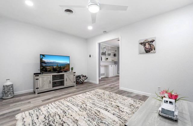 Charming 3/2, 2 Miles to BSW, Walk to Shopping- Temple, TX