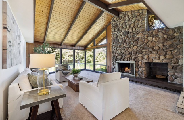 Charming 3 Bdrm 3 bath w/a heated pool in the heart of wine country in St Helena