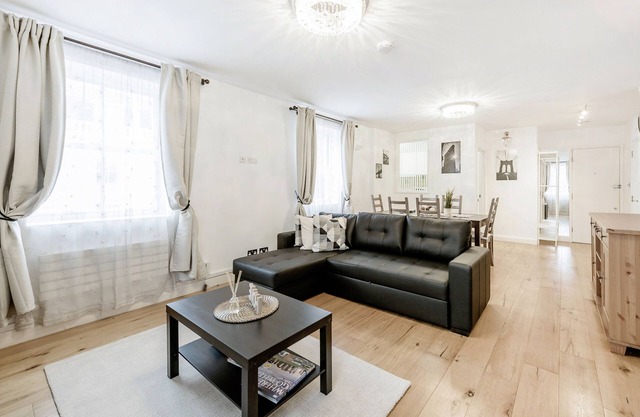 CHARMING 3 BED APARTMENT BY HYDE PARK
