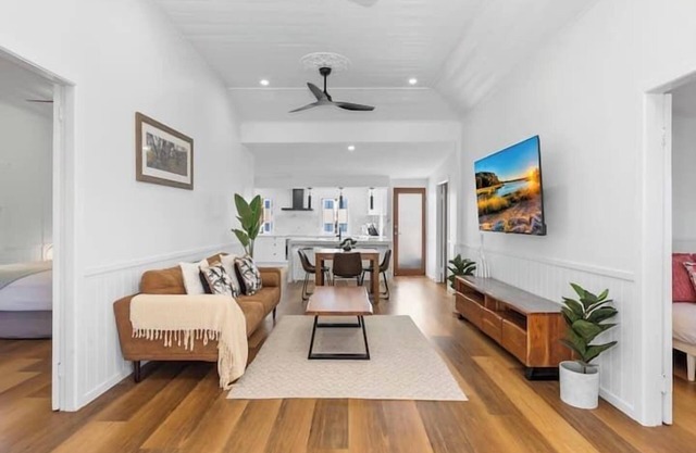 Charming 3 Bed 2 Bath Cottage