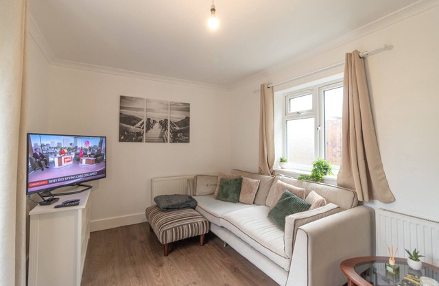 Charming 3 Bed House with Garden | Central