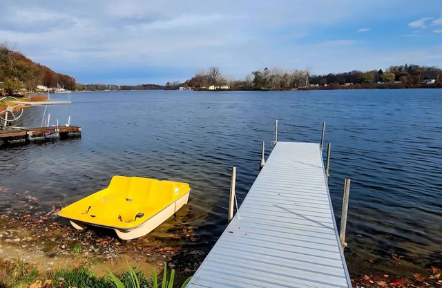Charming 3 bed Lake house in wonderful Dowling with AC, WiFi, and Kayaks.