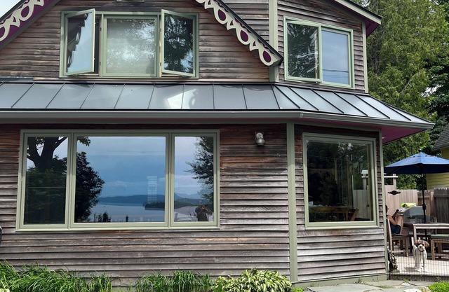 Charming 3-bedroom house on Lake Champlain AC/Heat/Fireplace/Hot Tub/Theatre